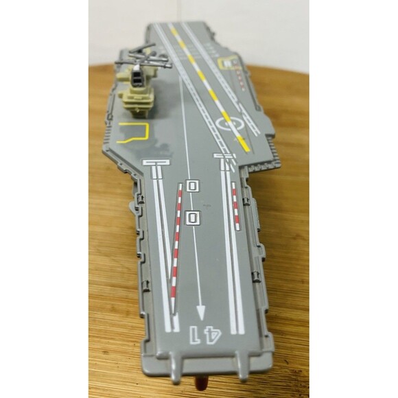 VTG 2002 Motor Max#76787  Diecast Midway 9" Aircraft Carrier Model W Helicopter - Picture 2 of 11